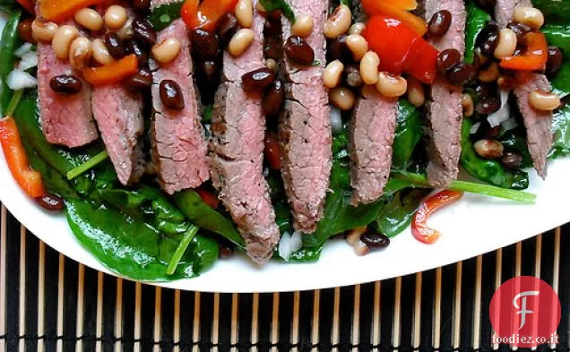 Insalata di spinaci e bistecca al fianco