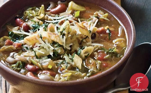 Minestrone con piselli dagli occhi neri e fagioli