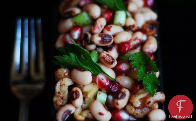 Insalata turca di piselli dagli occhi neri con melograno, noci e Zaht
