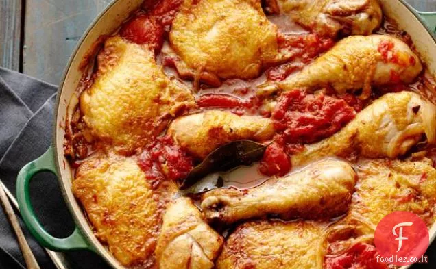 Cosce e cosce di pollo brasate con pomodoro