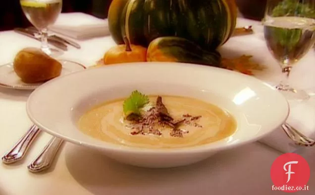 Zuppa di patate dolci con tortillas di mais blu