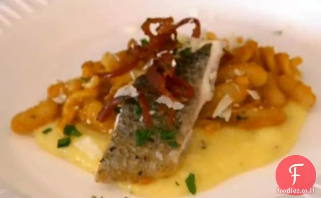 Bronzino scottato con tegame di funghi