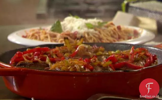 Braciole di maiale soffocato con peperoni e cipolle