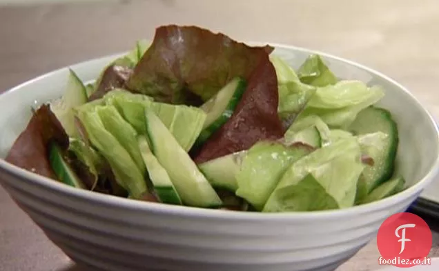 Insalata laterale semplice con condimento al limone e miele