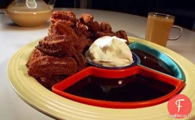 Dulce de Leche Churro Tots con panna montata