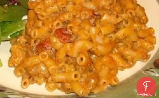 Maccheroni e formaggio con carne macinata, salsa e peperoncini verdi