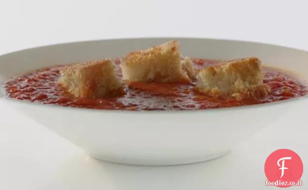 Zuppa di pomodoro con peperoni arrostiti, aglio e cipolle con groviera Crostini di formaggio grigliato