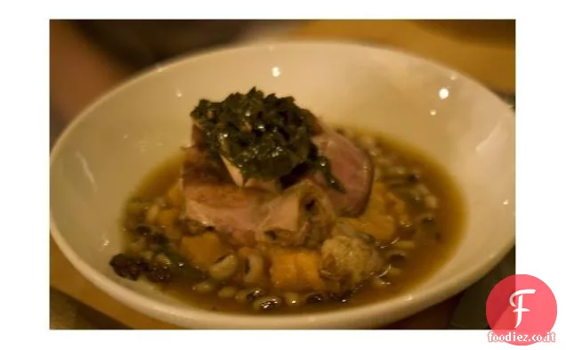 Piselli dagli occhi neri con garretti di prosciutto