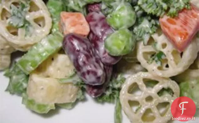 Gomito maccheroni e insalata di fagioli