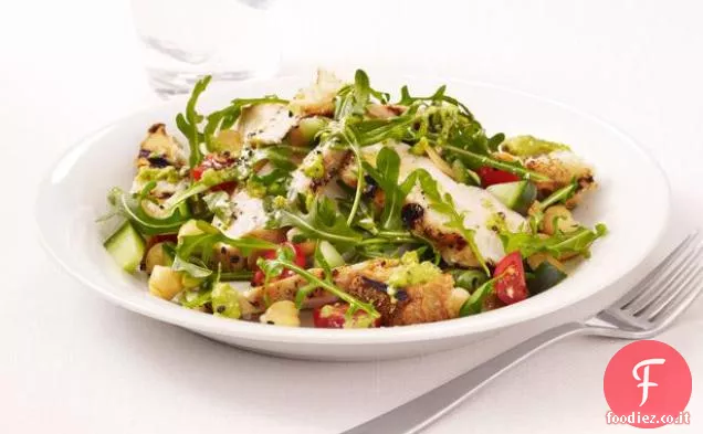 Insalata di pollo alla griglia con salsa di gazpacho