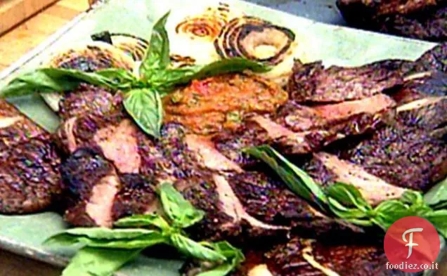 Alla griglia New York Strip Steak con il fuoco arrosto salsa e funghi alla griglia e asparagi
