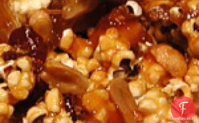 Caramello di mais con arachidi e ciliegie essiccate