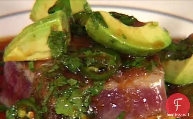 Tonno scottato in padella con avocado, soia, zenzero e lime