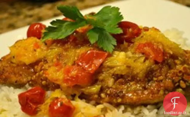 Pollo in crosta di mandorle con salsa di pomodoro e agrumi