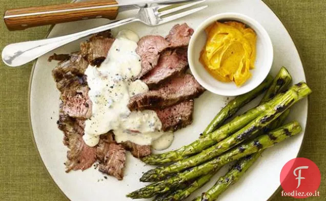 Bistecca alla griglia con salsa di crema di Gorgonzola e asparagi