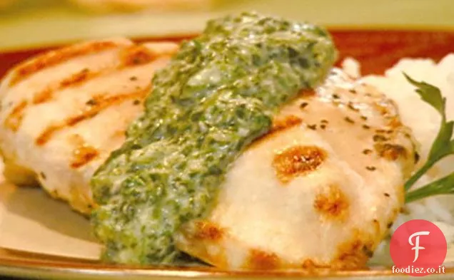 Pollo al forno con spinaci verdi e salsa di rafano