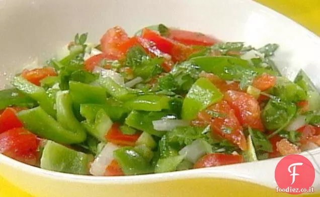 Insalata di peperoni verdi e pomodori