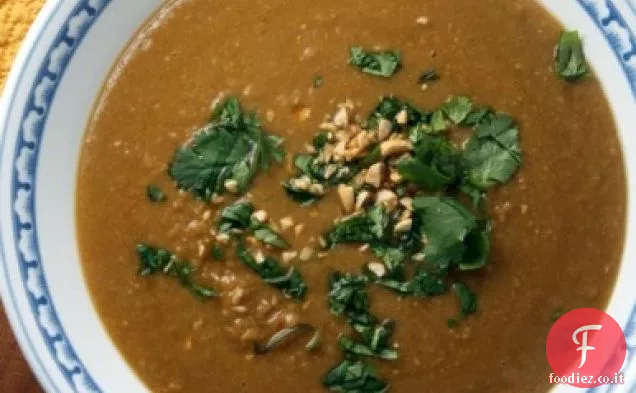 Zuppa di ceci piccante con coriandolo e arachidi
