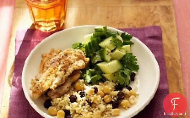 Offerte di pollo con insalata di cetrioli e couscous di ceci