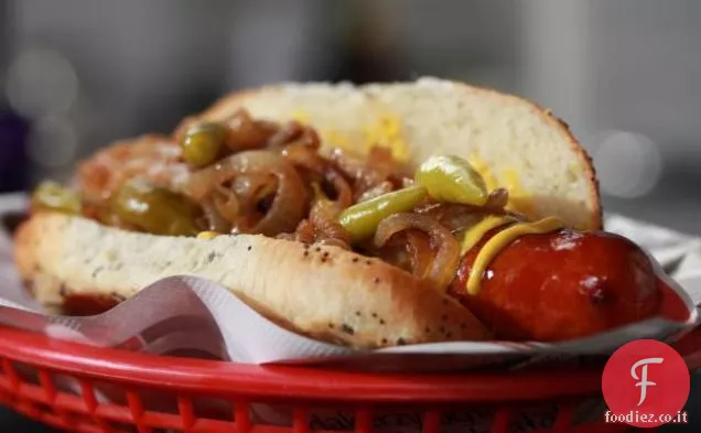 Panino con salsiccia polacca stile Maxwell St.