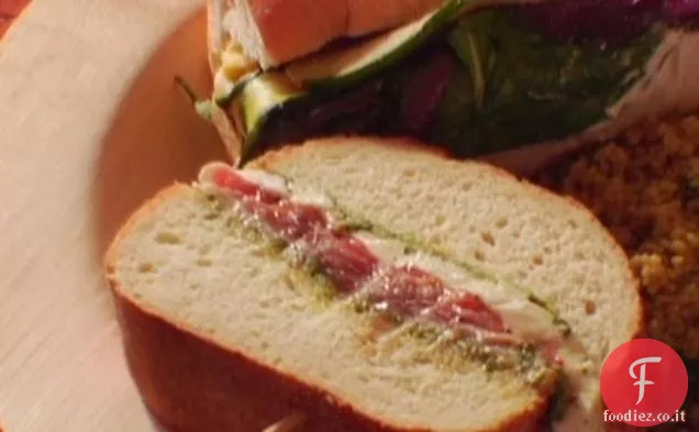Panini con Mozzarella, Prosciutto, Pesto e Pomodorini