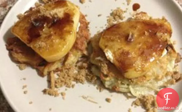 Latkes di patate con pere caramellate, formaggio di capra e aceto di sherry