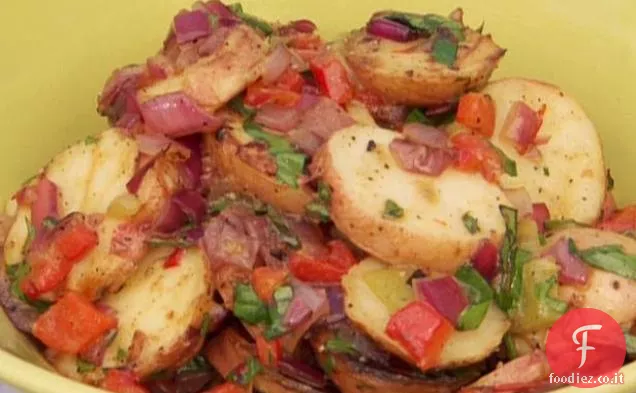 Insalata di patate alla griglia con peperoni e cipolle