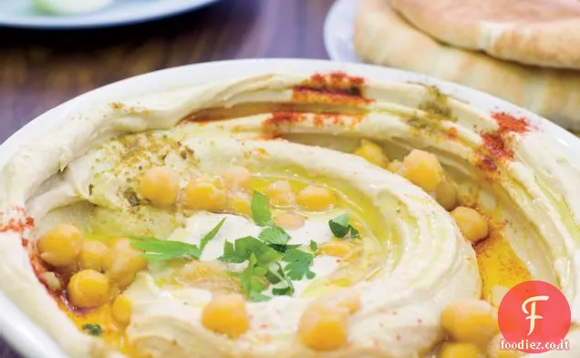 Hummus israeliano con Paprika e ceci interi
