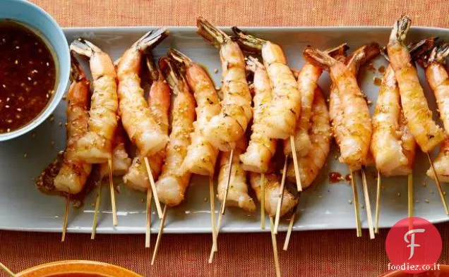 Spiedini di gamberi alla griglia con salsa di soia, zenzero fresco e semi di sesamo tostati