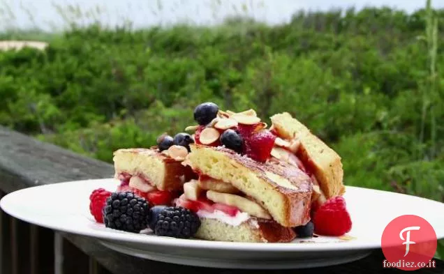 Toast alla fragola e banana ripieni con sciroppo di Grand Marnier