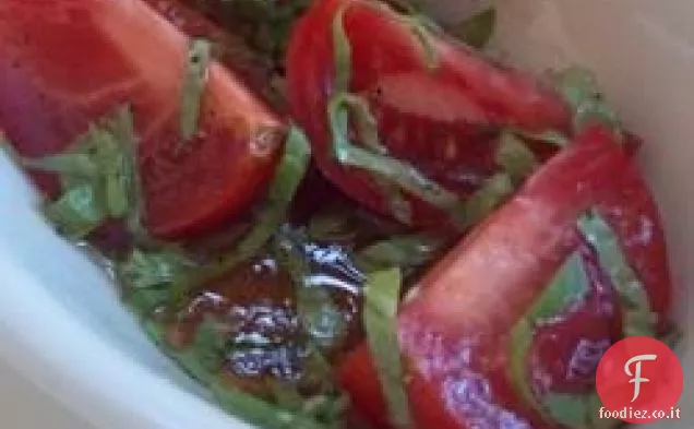 Insalata di basilico al pomodoro da 10 minuti