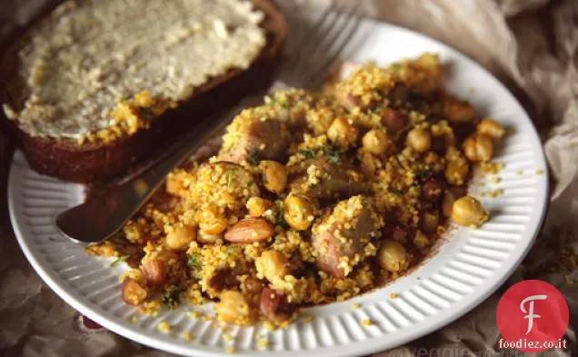 Couscous di salsiccia piccante con mandorle e albicocche