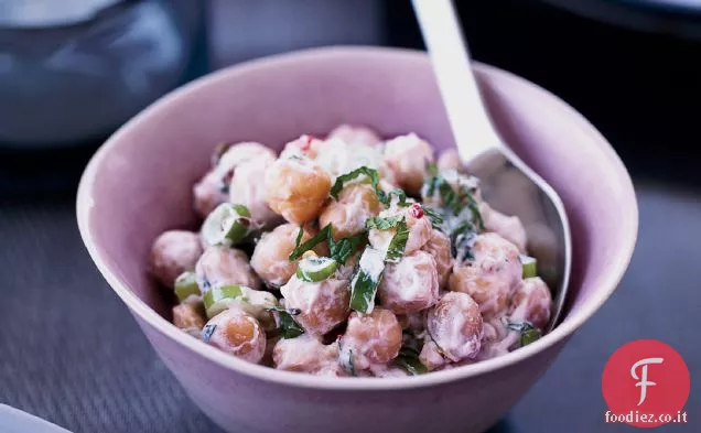 Insalata di ceci speziata indiana con yogurt ed erbe aromatiche