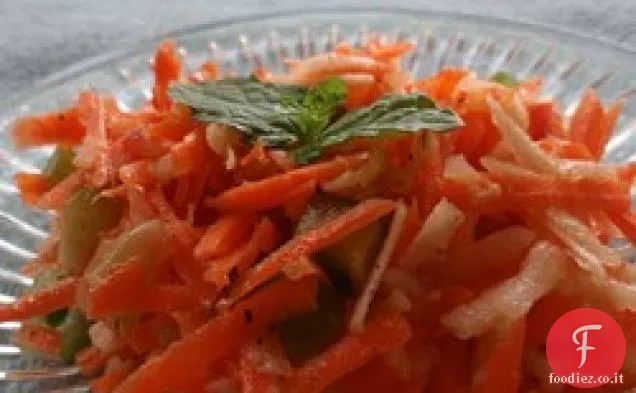 Insalata di mele e carote tagliuzzate