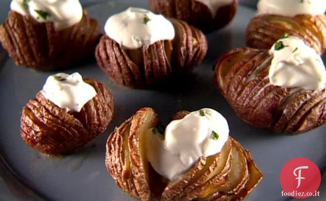Patate di Hasselback all'aglio con panna acida alle erbe