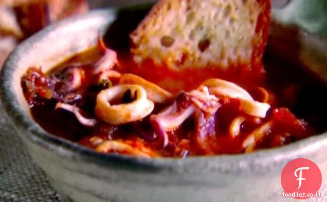 Stufato di calamari con pane tostato all'aglio