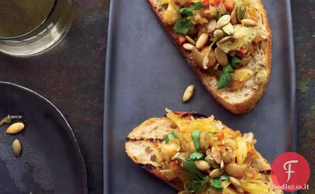 Toast di spaghetti al curry con zucca e ceci