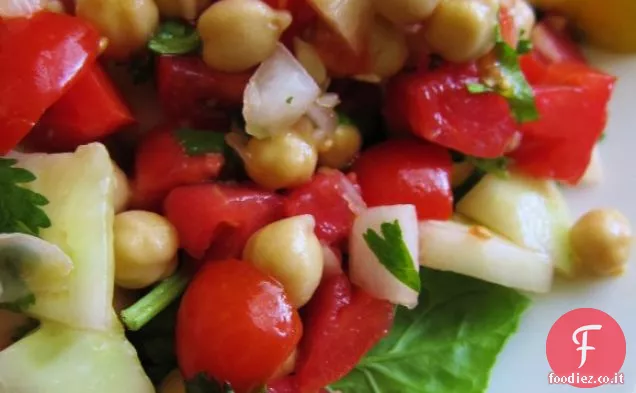 Insalata di ceci, pomodori e cetrioli