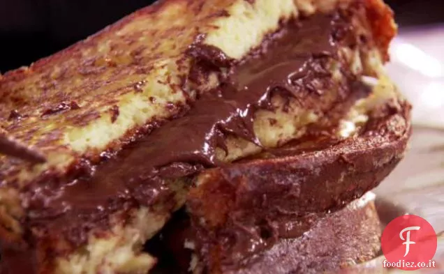 Toast alla francese farcito al cioccolato e nocciola