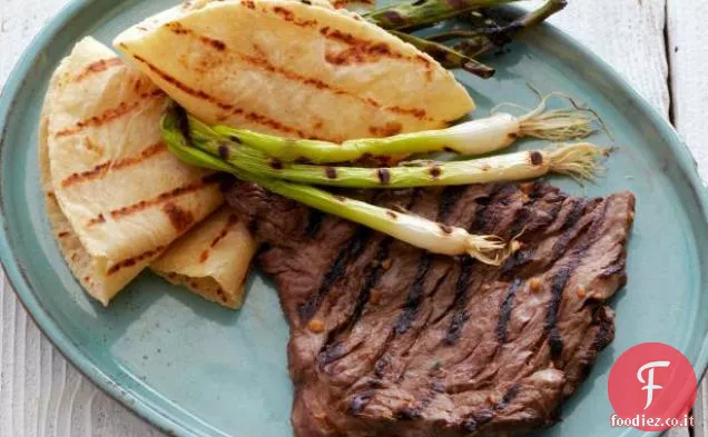 Gonna alla coreana con scalogno alla griglia e tortillas calde
