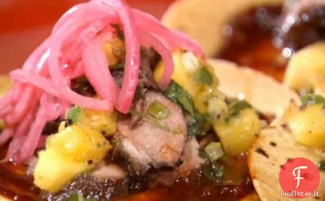 Tacos di anatra glassata al tamarindo con salsa di ananas alla griglia e cipolle sottaceto