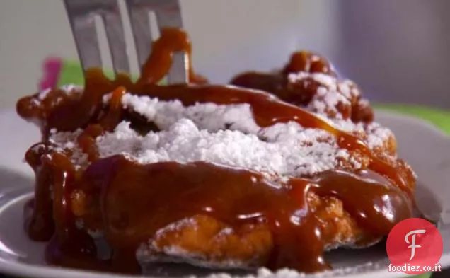 Beignets di sidro di mele con salsa di immersione al burro e bourbon