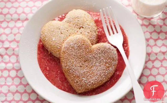 Frittelle integrali a forma di cuore con salsa di fragole