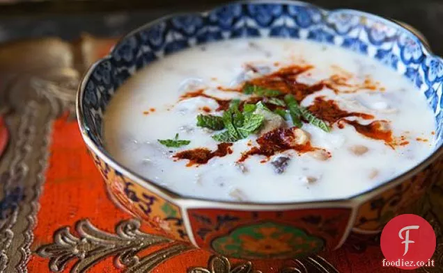 Zuppa di tacchino piccante con yogurt, ceci e menta