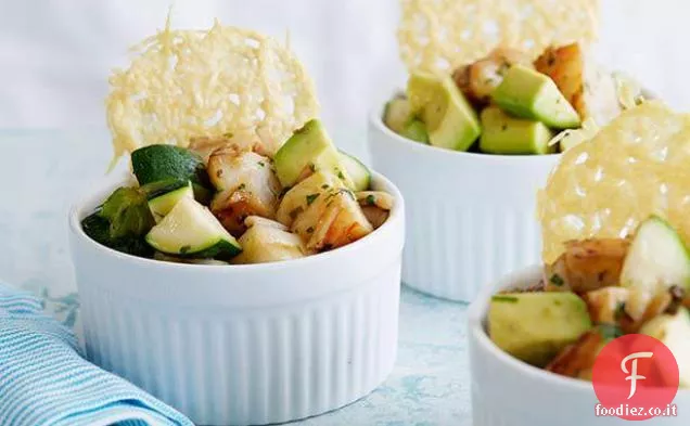 Insalata di gamberetti e avocado con patatine fritte