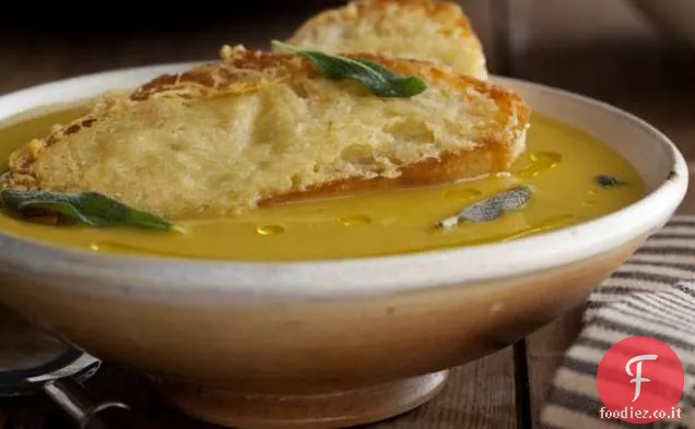 Superba zuppa di zucca con i migliori crostini di parmigiano