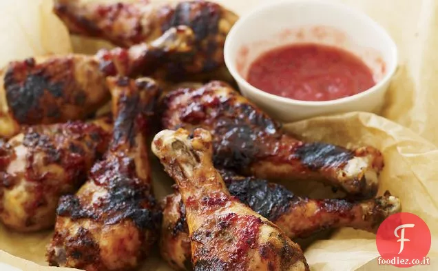 Bacchette alla griglia appiccicose con salsa di prugne
