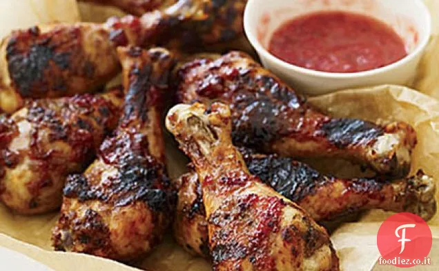 Bacchette alla griglia appiccicose con salsa di prugne