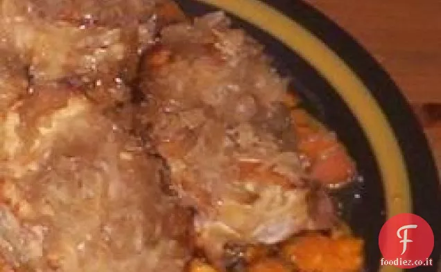 Braciole di maiale con mele, patate dolci e crauti