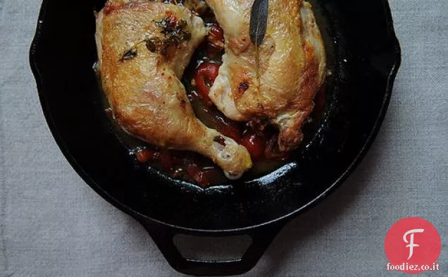 Pollo sotto un mattone con peperoni in salamoia